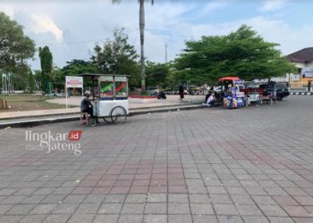 CARI NAFKAH: Beberapa gerobak PKL di Alun-Alun Kabupaten Demak sedang mangkal baru-baru ini. (M. Burhanuddin Aslam/Lingkarjateng.id)