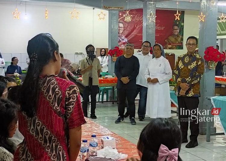 TOLERANSI BERAGAMA: Capres nomor urut satu, Anies Baswedan menghadiri perayaan Natal di Panti Asuhan Santo Thomas, Ungaran pada Minggu, 24 Desember 2023. (Hesty Imaniar/Lingkarjateng.id)