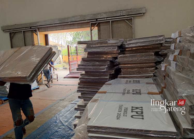 PENGAMANAN: Proses penyusunan logistik Pemilu 2024 berupa kotak suara dan bilik suara di Gudang KPU Pati, beberapa waktu lalu.  (Setyo Nugroho/Lingkarjateng.id)