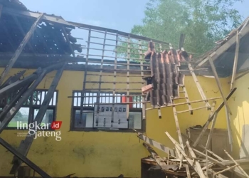 TERMAKAN USIA: Atap kelas salah satu SDN 2 Ketangirejo, Kecamatan Godong, Kabupaten Grobogan ambrol. (Dok. Pribadi for Lingkar/Lingkarjateng.id)