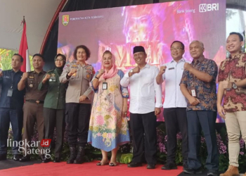 SINERGITAS: Walikota Semarang Hevearita Gunaryanti Rahayu foto bersama usai meresmikan QRIS di Tempat Wisata Taman Lele, Semarang, Rabu, 27 Desember 2023. (Rizky Syahrul/Lingkarjateng.id)