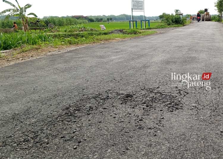MEMPRIHATINKAN: Aspal di jalan alternatif Winong menuju Pati Kota pada Senin (4/12), terlihat sudah retak. Padahal proses perbaikan baru dilaksanakan beberapa hari sebelumnya. (Setyo Nugroho/Lingkarjateng.id)