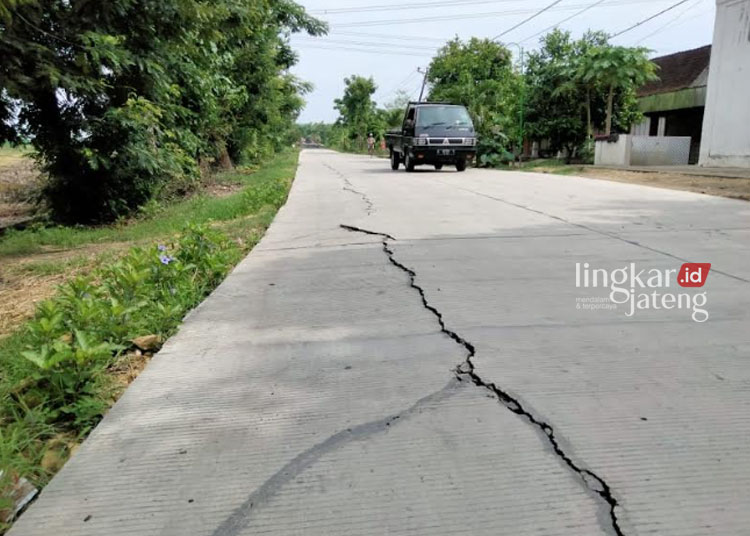 RUSAK: Jalan cor milik Pemkab Blora mengalami keretakan di Desa Nglungger, Kecamatan Kradenan, Kabupaten Blora, Senin, 4 Desember 2023. (Hanafi/Lingkarjateng.id)