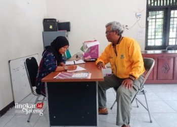 MELAPORKAN: Koordinator tim sukses caleg Golkar, Agung Ari Mursito saat melapor ke Panwaslu Kecamatan Tingkir, Kota Salatiga terkait pelanggaran Pemilu 2024 pada Minggu, 17 Desember 2023. (Angga Rosa/Lingkarjateng.id)