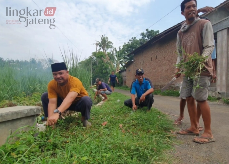 BERANTAS DBD: Camat Dukuhseti Agus Sunarko, S.STP., M.Si (Berpeci) bersama warga kerja bakti membersihkan lingkungan. (Dok. Pemerintah Kecamatan Dukuhseti for Lingkar/Lingkarjateng.id)