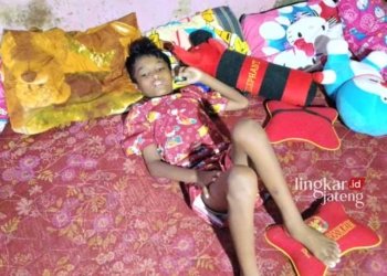 TERBARING: Teguh Prasetyo, anak yatim yang mengalami gangguan kesehatan dan tinggal di rumah kecil, Desa Growong Kidul, Kecamatan Juwana, Kabupaten Pati. (Nailin RA/Lingkarjateng.id)