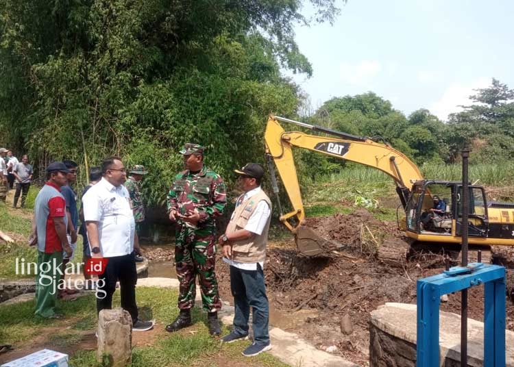DPUPR Kudus Gratiskan Biaya Sewa Ekskavator untuk Bantu Masyarakat 25 PENGERUKAN: pengerukan tanah di Bendung Pucangan, Sungai Dawe, Desa Ngembalrejo, Kecamatan Bae, Kabupaten Kudus, pada Kamis, 7 Desember 2023. (Ihza Fajar/Lingkarjateng.id)