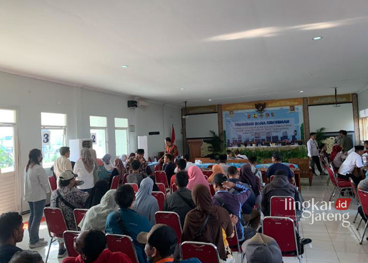 KONDUSIF: Pencairan dana kerohiman bagi warga terdampak proyek tol Semarang-Demak Seksi 1, bertempat di Aula Kantor Kecamatan Sayung, Demak, Jumat, 15 Desember 2023. (M. Burhanuddin Aslam/Lingkarjateng.id)