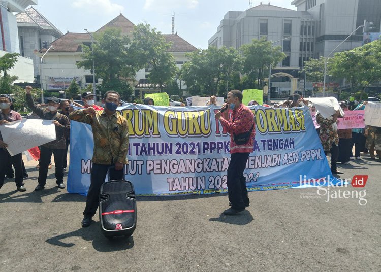 Demo di Depan Kantor Gubernur Jateng, Guru P1 Tagih Janji Pengangkatan PPPK 25 DEMO: Para guru prioritas 1 (P1) menagih janji pemerintah untuk diangkat PPPK. Aksi digelar di depan Kantor Gubernur Jawa Tengah, Kamis, 21 Desember 2023. (Rizky Syahrul Al-Fath/Lingkarjateng.id)