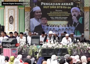 Dihadiri K.H Anwar Zahid Gema Sholawat dan Pengajian Akbar Iringi HUT SMK BTB Juwana