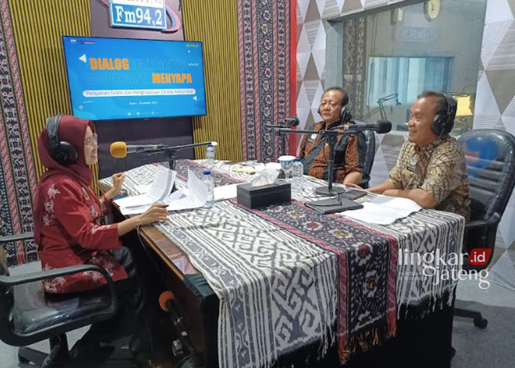 DISKUSI: Kepala Disdukcapil Kabupaten Jepara Abdul Syukur dalam Dialog Interaktif di LPPL Radio Kartini Fm Jepara, Kamis Kamis, 7 Desember 2023. Tomi Budianto/Lingkarjateng.id)