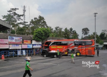 ILUSTRASI: Salah satu bus antar provinsi sedang dparkir di Terminal Tingkir, Kota Salatiga. (Dok. Google Photos @martnis jaya/Lingkarjateng.id)
