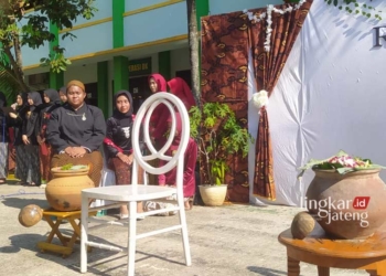 GELAR KARYA P5: Siswa siswi SMK Duta Karya Kudus mempersiapkan siraman, salah satu prosesi pernikahan adat Jawa. (Ihza Fajar/Lingkarjateng.id)