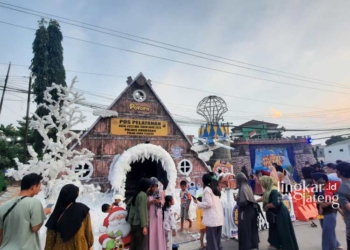 ANTUSIAS: Para orang tua bersama anak-anak mengunjungi Posko Pelayanan Terpadu di Kabupaten Grobogan. (Eko Wicaksono/Lingkarjateng.id)