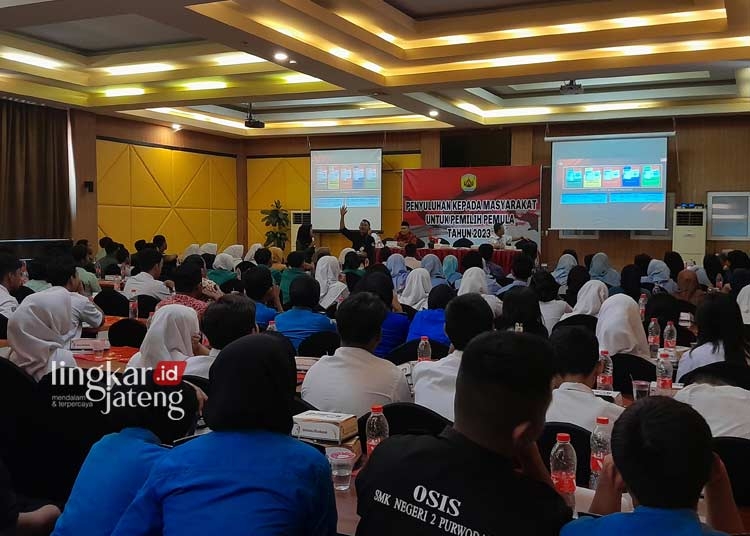 IKUTI PENYULUHAN: Puluhan siswa SMA antusias mengikuti kegiatan "Penyuluhan kepada Masyarakat untuk Pemilih Pemula" di Hotel 21 Purwodadi, Grobogan. (Eko Wicaksono/Lingkarjateng.id)