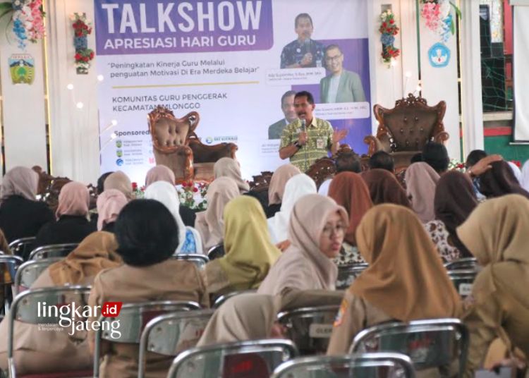 MEMOTIVASI: Sekda Jepara Edy Sujatmiko saat menjadi narasumber “Talk Show Peningkatan Kinerja Guru Melalui Penguatan Motivasi di Era Merdeka Belajar” di Aula Smansago, Jepara, Selasa, 19 Desember 2023. (Tomi Budianto/Lingkarjateng.id)