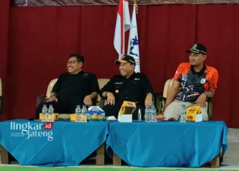 HADIR: Gus Haiz (ujung kanan) menghadiri pembukaan Kejuaraan Jepara Open Turnamen dan Festival Muay Thai 2023 Tingkat Nasional di Gedung Wanita, Jepara pada Kamis, 7 Desember 2023. (Tomi Budianto/Lingkarjateng.id)