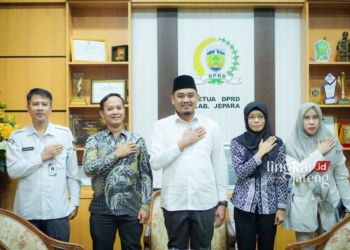 JALIN SINERGITAS: Ketua DPRD Kabupaten Jepara Haizul Ma’arif berfoto bersama dengan Ketua KPU Jepara Ris Andy Kusuma (batik). (Tomi Budianto/Lingkarjateng.id)