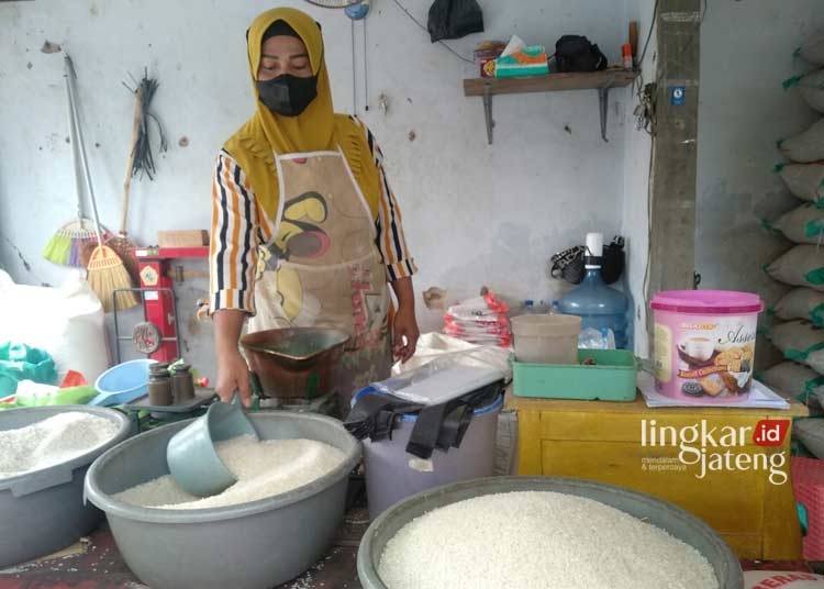 Beras SPHP Disediakan untuk Redam Harga Beras di Pati yang Masih Tinggi 25 HARGA TINGGI: Salah satu pedagang beras di Pasar Puri sedang menunjukkan beras kualitas premium miliknya. (Setyo Nugroho/Lingkarjateng.id)