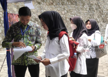 PENGECEKAN: Peserta PPPK Rembang saat mengikuti tes seleksi di UNS Surakarta, beberapa waktu lalu. (R.Teguh Wibowo/Lingkarjateng.id)