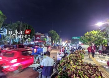 Ilustrasi Pedagang Kaki Lima (PKL) yang berjualan di area Alun-alun Simpang Lima Pati. (Arif Febriyanto/Lingkarjateng.id)