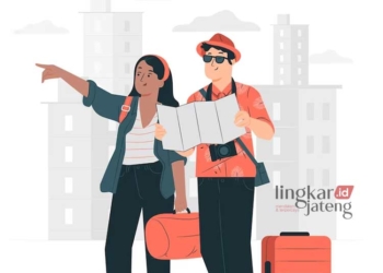 ILUSTRASI: Wisatawan yang membuka peta untuk menuju destinasi. (storyset from Freepik/Lingkarjateng.id)