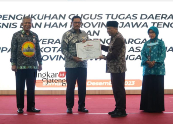 PENGANUGERAHAN: Pj Bupati Jepara Edy Supriyanta saat menerima anugerah penghargaan dari Pj Gubernur Jawa Tengah Nana Sudjana di Gedung Gradhika Bakti Praja, Kantor Gubernur Jawa Tengah, Semarang, Kamis, 28 Desember 2023. (Dok. Lingkarjateng.id)