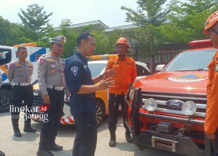 Jelang Nataru, Satlantas Polres Kendal Hidupkan Kembali Quick Response Penanganan Lakalantas 25 MENGECEK KESIAPAN: Kasi Laka Dirlantas Polda Jateng Tegar Satriyo saat melakukan pengecekan Satgas Quick Response Polres Kendal. (Unggul Priambodo/Lingkarjateng.id)