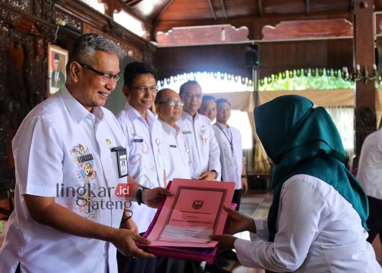 SENYUM SUMRINGAH: Pj Bupati Kudus Bergas Catursasi Penanggungan serahkan SK Pensiun di Pendopo Kudus pada Kamis, 30 November 2023. (Ihza Fajar/Lingkarjateng.id)