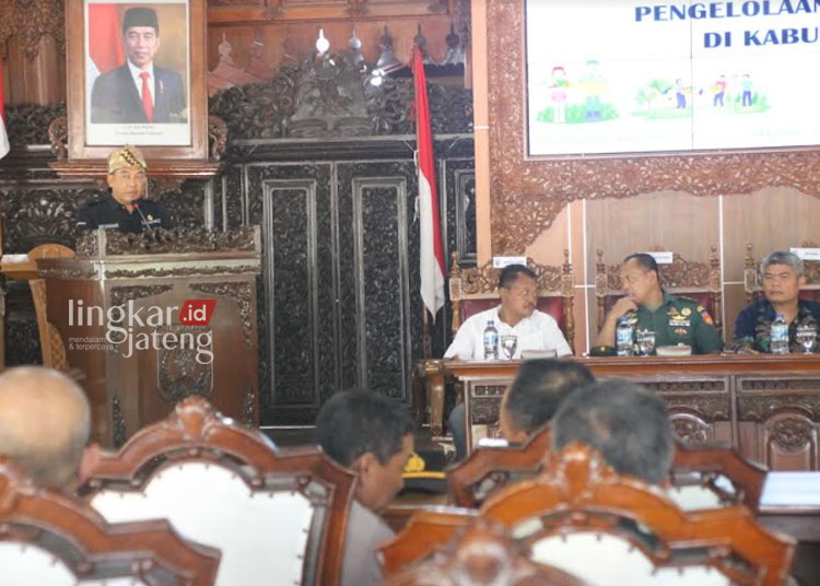 SAMBUTAN: Pj Bupati Jepara H. Edy Supriyanta saat membuka kegiatan sosialisasi program KHDPK di Pendopo Kartini, Kamis, 30 November 2023. (Tomi Budianto/Lingkarjateng.id)