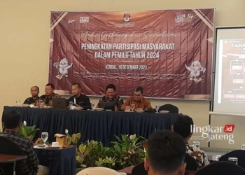 SOSIALISASI: Ketua KPU Kendal dan jajaran dalam kegiatan Media Gathering dan Sosialisasi Peningkatan Partisipasi Masyarakat dalam Pemilu Tahun 2024. (Arvian Maulana/Lingkarjateng.id)