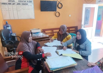 MENDAFTAR: Beberapa pendaftar Calon KPPS di Kendal. (Arvian Maulana/Lingkarjateng.id)