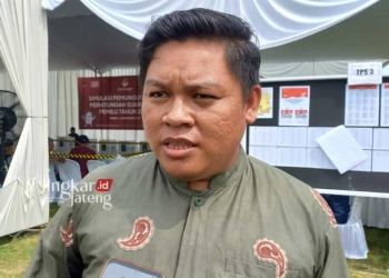 BERI KETERANGAN: Ketua KPU Kendal, Khasanudin. (Arvian Maulana/Lingkarjateng.id)