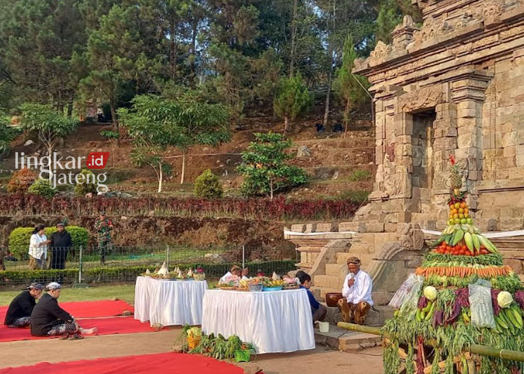 Kabupaten Semarang Targetkan 40 Juta Kunjungan Wisatawan pada 2024 25 Jamasan di Candi Gedong Songo sebagai rangkaian Gedong Songo Fest 2023 di Kabupaten Semarang beberapa waktu lalu. (Hesty Imaniar/Lingkarjateng.id)