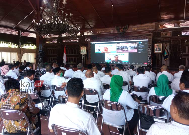 Kades dan Ajudan di Kudus Bisa Laporkan Kekayaan melalui e-LHKPN 25 FOKUS: Kepala desa dan ajudan se-Kabupaten Kudus saat mengikuti “Sosialisasi Pelaporan Laporan Harta Kekayaan Penyelenggara Negara (LHKPN) bagi Wajib Lapor Kepala Desa (Kades) dan Ajudan di Lingkungan Pemerintahan Kabupaten Kudus” yang digelar BKPSDM di Pendopo Kabupaten Kudus, pada Kamis, 14 Desember 2023. (Ihza Fajar/Lingkarjateng.id)
