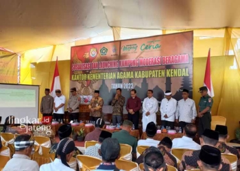 LAUNCHING: Kemenag Kendal saat melaunching Desa Plososari, Kecamatan Patean sebagai Kampung Moderasi Beragama, pada Kamis, 28 Desember 2023. (Arvian Maulana/Lingkarjateng.id)