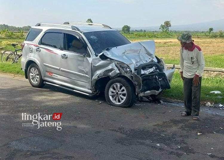 RINGSEK: Mobil terios mengalami rusak parah pada bagian depan usai adu banteng dengan mobil pick up di Jalan Tayu-Juwana turut Desa Margomulyo, Kecamatan Tayu, Kabupaten Pati pada Rabu, 13 Desember 2023. (Arif Febriyanto/Lingkarjateng.id)