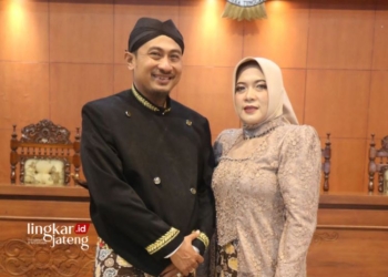 POTRET: Ketua Komisi B DPRD Kabupaten Blora Yuyus Waluyo bersama istri saat ikuti kirab budaya dalam rangka HUT Kota Blora ke -274. (Dok. Pribadi/Lingkarjateng.id)