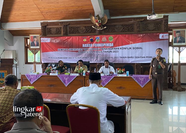 Kesbangpol Kudus Koordinasi Lintas Sektoral Jaga Kondusifitas Jelang Nataru dan Pemilu 25 PENYULUHAN: Kasubsi A Seksi Intelijen Kejaksaan Negeri Kudus Roni Yuliarto menyampaikan pentingnya sinergitas menjelang Nataru dan pemilu dalam “Seminar Sinergitas Tim Terpadu Penanganan Konflik Sosial Tahun 2023” di Ruang Rapat Lantai IV Gedung A Setda Kudus, Senin, 18 Desember 2023. (Nisa Hafizhotus.S/Lingkarjateng.id)