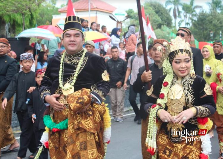 KIRAB BUDAYA: Tampak Bupati Blora, Arief Rohman, didampingi istri Ainia Shalichah Arief Rohman menyapa warga dalam Kirab Budaya HUT ke-274 Blora pada Minggu, 10 Desember 2023. (Dok. Humas Pemkab Blora/Lingkarjateng.id)