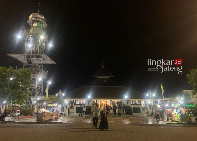 WISATA RELIGI: Sejumlah masyarakat singgah di Masjid Agung Kabupaten Demak untuk ibadah dan berswafoto, Kamis, 21 Desember 2023. (M. Burhanuddin Aslam/Lingkarjateng.id)