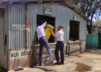 JAGA LINGKUNGAN: Para siswa di salah satu sekolah yang mendapat predikat Adiwiyata saat sedang melakukan pilah sampah, beberapa waktu lalu. (Nisa Hafizhotus Syarifa/Lingkarjateng.id)