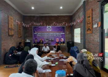 PEMBEKALAN: LPAI Kendal menggelar pelatihan relawan perlindungan anak di salah satu rumah makan di Kecamatan Kaliwungu, Kabupaten Kendal. (Arvian Maulana/Lingkarjateng.id)