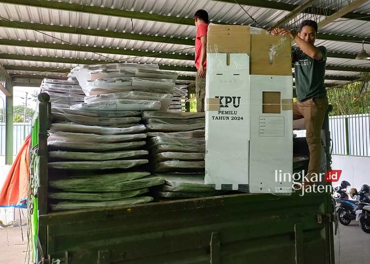 BELUM LENGKAP: Ribuan kotak suara Pemilu 2024 tiba di Gudang KPU Kendal. (Arvian Maulana/Lingkarjateng.id)