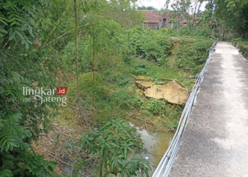 BUTUH PENANGANAN: Kondisi longsoran bantaran sungai di Desa Jatihadi, Kecamatan Sumber, Kabupaten Rembang yang bakal ditangani menggunakan bronjong. (R.Teguh Wibowo/Lingkarjateng.id)