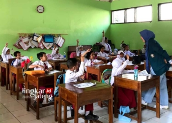 Mahasiswa FKM Undip Edukasi Pentingnya Sarapan dan Makanan Sehat bagi Siswa SD 27 EDUKASI: Seorang mahasiswa FKM Undip memberikan edukasi pentingnya sarapan di SDN Srondol Wetan 1 Kecamatan Banyumanik, Semarang. (Dok. Disdik Kota Semarang/Lingkarjateng.id)