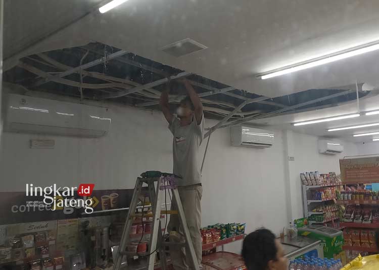 OLAH TKP : plafon minimarket yang rusak karena dijebol oleh pelaku. (Arvian Maulana/Lingkarjateng.id)