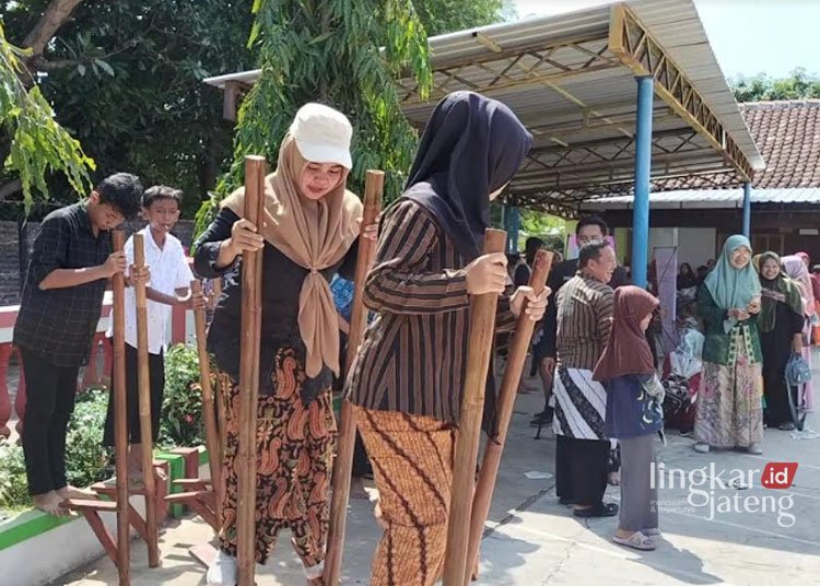 Melihat Keseruan Siswa Slb Negeri Kendal Bermain Sambil Lestarikan Permainan Tradisional Egrang