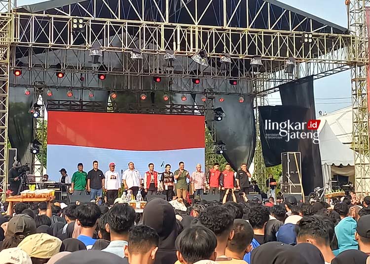 DEKLARASI: Tim Pemenangan Nasional (TPN) Ganjar-Mahfud, Andika Perkasa, Anggota DPR RI Mochamad Herviano Widyatama, Ketua DPW Sahabat Ganjar Jawa Tengah, Tino Indra Wardono serta ribuan relawan dan simpatisan Ganjar-Mahfud dalam kegiatan Pesta Rakyat Ganjar-Mahfud di halaman Stadion Utama Kebondalem Kendal, Selasa, 26 Desember 2023. (Arvian Maulana/Lingkarjateng.id)