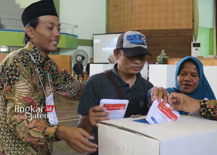 PPK hingga KPPS Diminta Paham dan Cermat Tahapan Pemilu 2024 di Jepara 25 PERAGAAN: Sejumlah warga saat mengikuti simulasi pemungutan dan perhitungan suara di Gedung Wanita, Jepara, pada Selasa, 26 Desember 2023. ( Tomi Budianto/Lingkarjateng.id)
